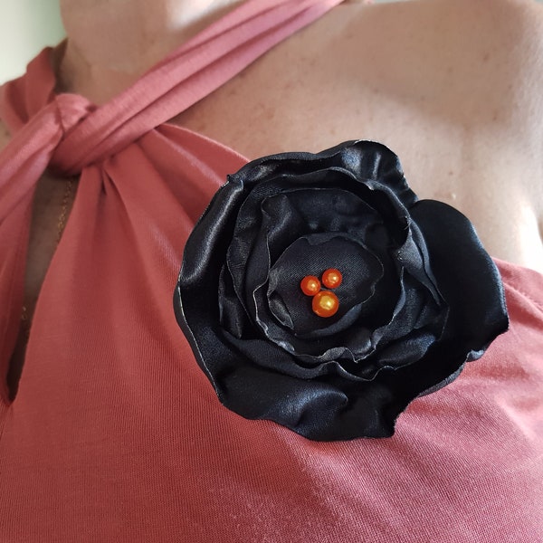 Broche fleur en satin noir