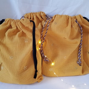 Jolies pochettes cadeau en double gaze avec liens coulissants