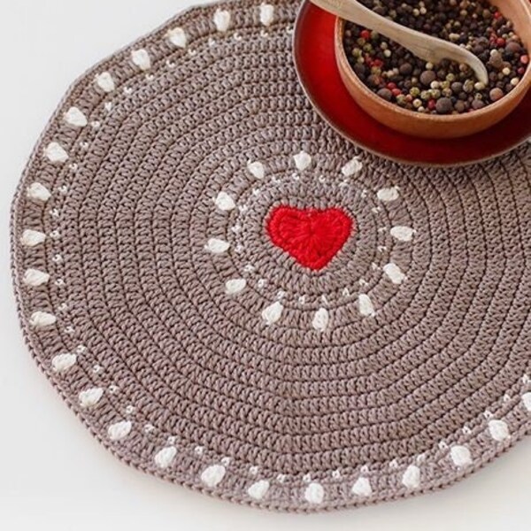 Centre de table au crochet avec un coeur