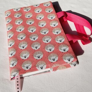 Couvre livre pour enfant en tissu avec des hérissons
