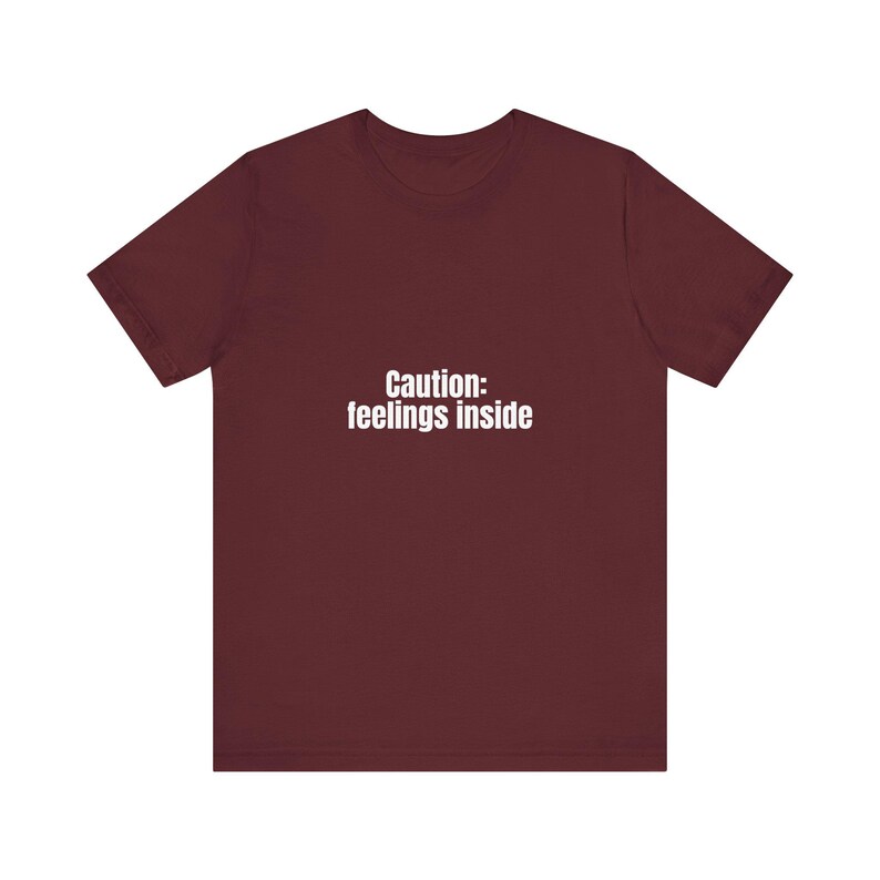 Camiseta con el mensaje "Precaución y sentimientos" (Cautive Feelings Inside): Camiseta gráfica minimalista. imagen 4