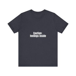 Camiseta con el mensaje "Precaución y sentimientos" (Cautive Feelings Inside): Camiseta gráfica minimalista. imagen 3