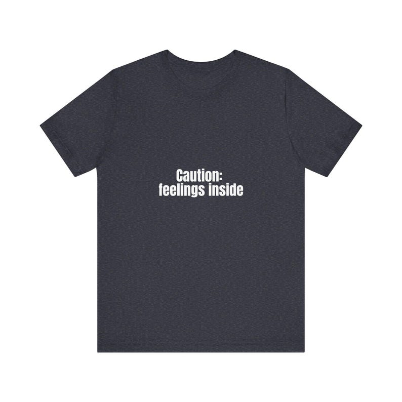 Camiseta con el mensaje "Precaución y sentimientos" (Cautive Feelings Inside): Camiseta gráfica minimalista. imagen 3