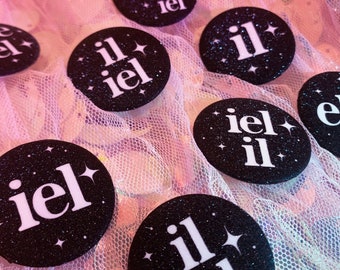 French Version: BW Anti-Rust Lightweight She Her, She They, They Them, Pronoun Pin, Button Pin, with Matte Glitter Lamination!