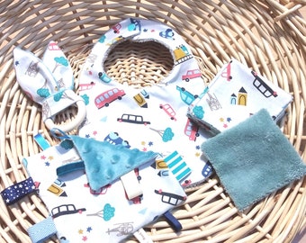 Cadeau de naissance ,  bavoir , doudou , hochet ,lingettes.