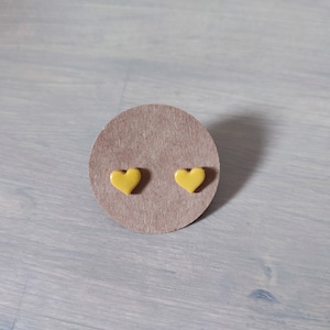 boucle d'oreille puce mini cœur acier inoxydable jaune moutarde