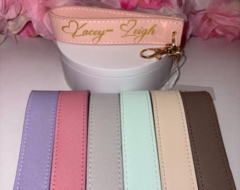 Personalisierte Armband Schlüsselanhänger, Kunstlederband, Initialen Geschenk, Name Schlüsselanhänger