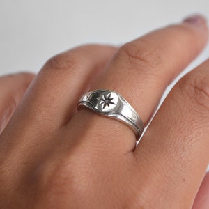 Gravierter Stern Burst Siegelring • 925 Sterling Silber • Unisex Minimalist Band
