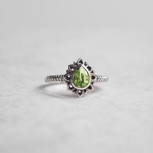 Teardrop Flower Petal Peridot Ring • 925 Sterling Silver • Faceted Natural Gemstone