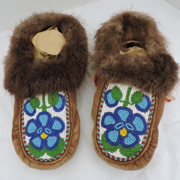 Adult's Leather Beaded Handmade Intricate Floral Bead Work Moccasins Slippers Tan Leather Beadwork & Fur Collar Native Canada @ Size 8 - 8.5