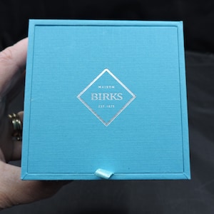 Bague de fiançailles carrée Birks Blue Tall dans une boîte en carton avec compartiment supérieur secret Bijoutier canadien Excellent état