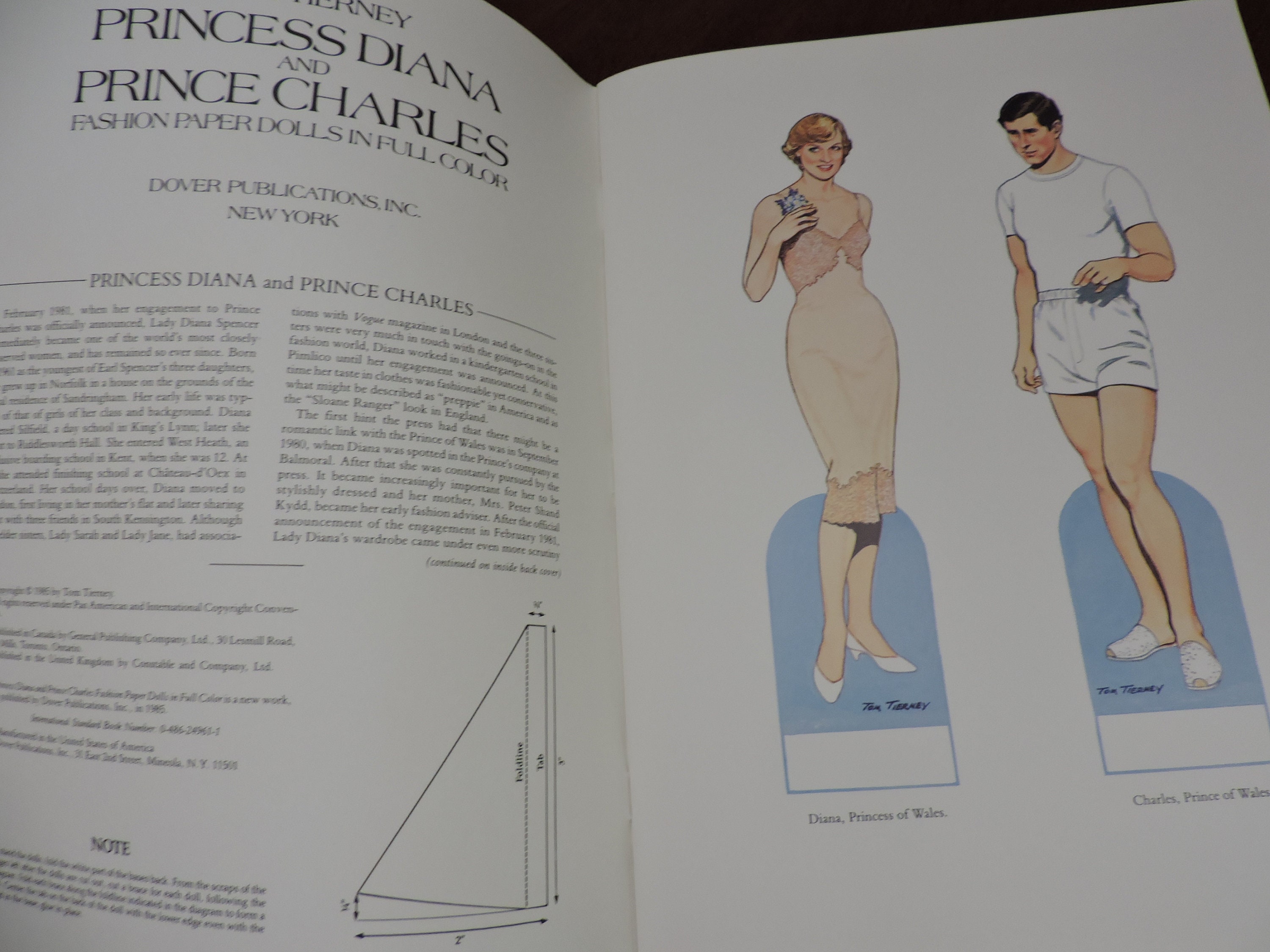 ダイアナ妃 紙 着せ替え人形 本  1985年 洋書　ロイヤルファミリー 素敵でユニークな 着せ替え人形 紙 ダイアナ妃 本 ロイヤル
