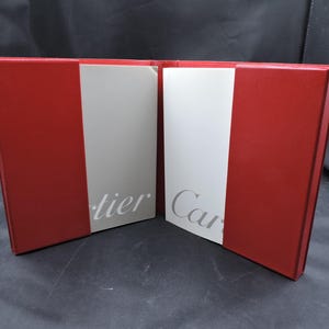 Livret d'instructions et certificat blancs pour la montre Cartier avec livret d'entretien, support de présentation rouge doux, excellent état, rouge avec or