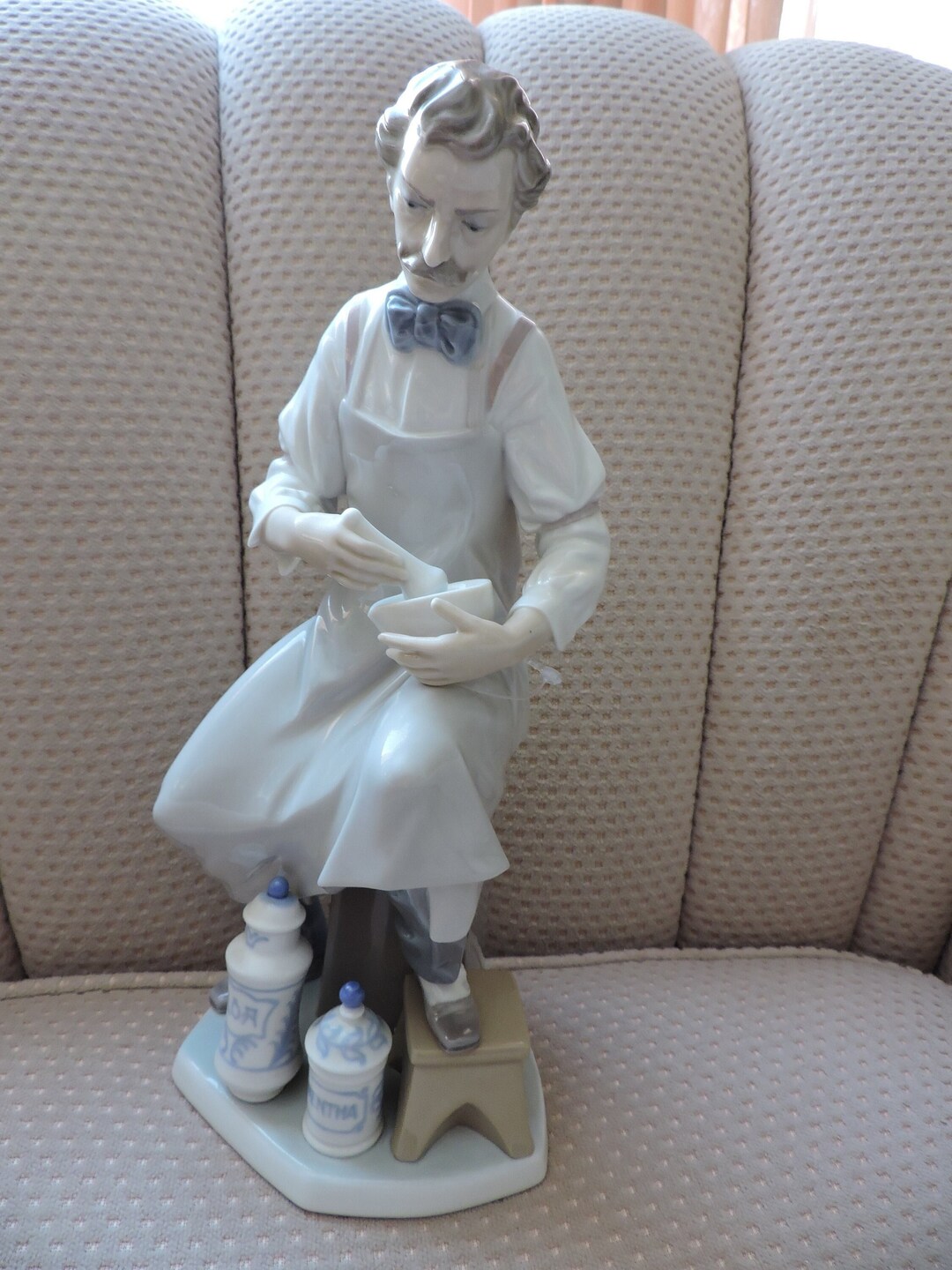Lladro Pharmacist Collectible El Farmaceutico Spanish Figurine Retired