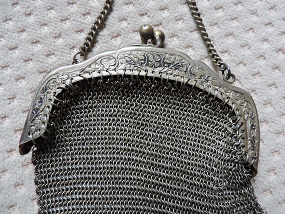 I thrifted this vintage Whiting & Davis chain purse - is this from the  1920's? It's in nearly perfect shape, making me wonder if it could be  newer. : r/VintageFashion