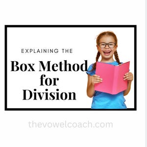 Puede incluir: Imagen de una niña sonriente con gafas y una camiseta azul, sosteniendo un libro rosa. El texto en la imagen dice "Explicando el Método de la Caja para la División" y "thevowelcoach.com", en un marco negro.