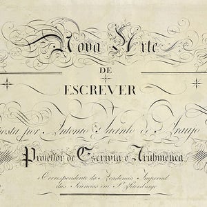 Op de afbeelding: Een vintage document met sierlijke kalligrafie in zwarte inkt op verouderd papier. De titel "Nova Arte de Escrever" staat prominent, met extra tekst over de auteur en affiliatie. Decoratieve krullen en versieringen omlijsten de tekst.