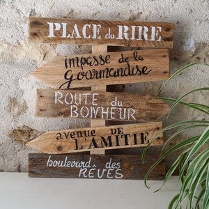 Directional board or decorative panel with customizable and original wooden arrow