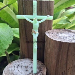 Glow In the Dark Plastic Crucifix for Religious Spiritual Altar ~  Crucifijo Plastico que brilla en la Oscuridad para la Bobeda Espiritual