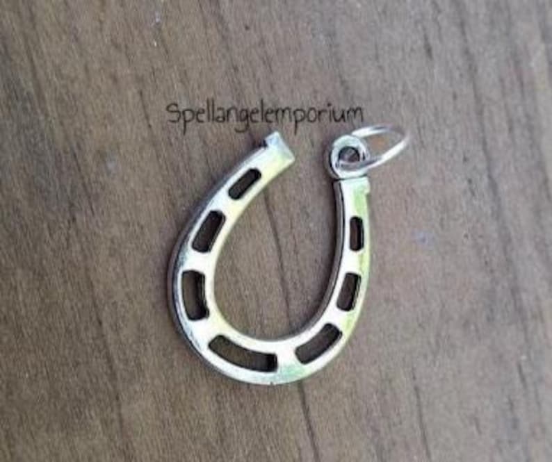 Ciondolo placcato argento a ferro di cavallo benedetto Ogun ~ Colgante de Herradura de Ogun con Baño de Plata Bendecido ~ Santeria / Ifa / Yoruba ~ immagine 1