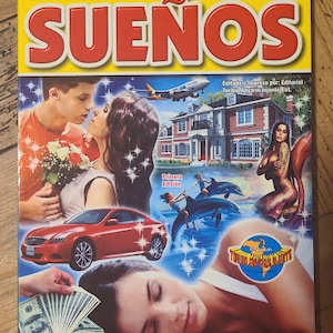 Könnte beinhalten: Ein Buchcover mit dem Titel "El Significado de los Sueños" in roten und gelben Buchstaben. Das Cover zeigt verschiedene Bilder, darunter ein Paar, das einen Blumenstrauß hält, ein rotes Auto, eine schlafende Frau und eine Meerjungfrau. Das Buch ist ein Leitfaden zum Verständnis der Bedeutung von Träumen.