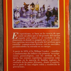 Pu&ograve; includere: Un libro rosso e giallo con il titolo "Spellangelemporium" sulla copertina. Il libro tratta la storia dello spiritismo e come si basa sulla credenza che l'anima lasci il corpo dopo la morte e viaggi in un'altra dimensione. Il libro menziona anche che la pratica dello spiritismo &egrave; iniziata negli anni 1870.