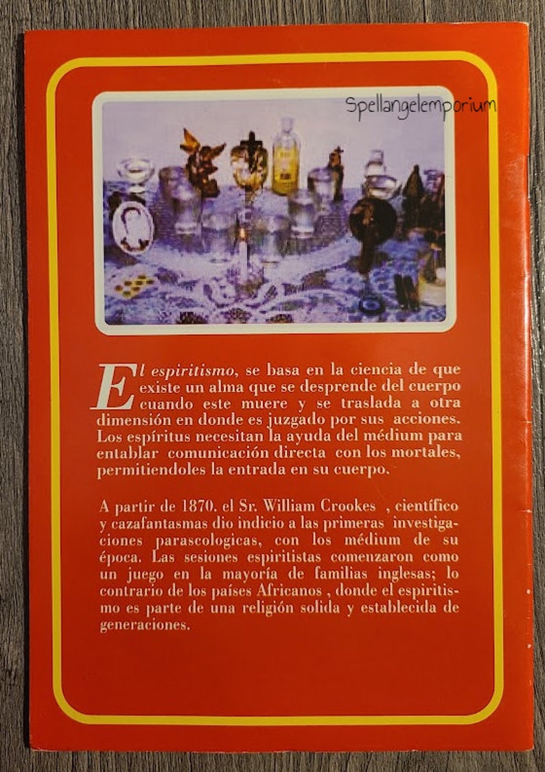Pu&ograve; includere: Un libro rosso e giallo con il titolo "Spellangelemporium" sulla copertina. Il libro tratta la storia dello spiritismo e come si basa sulla credenza che l'anima lasci il corpo dopo la morte e viaggi in un'altra dimensione. Il libro menziona anche che la pratica dello spiritismo &egrave; iniziata negli anni 1870.