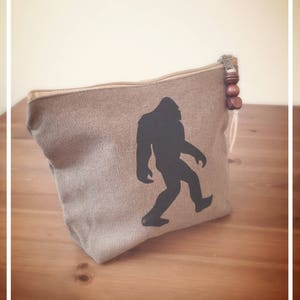 Bolsa grande com zíper Bigfoot, 10"X7"X3", marrom, bolsa de viagem, bolsa de maquiagem, bolsa de cosméticos, presente de dama de honra, capa para tablet, capa para iPad, embreagem