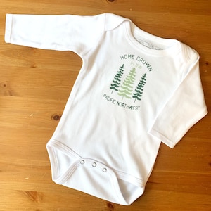 LS Baby Body - selbst gewachsen, Body, Baby Geschenk, Neugeborenen Geschenk, Baby Shower, neues Baby, PNW, Pacific Northwest, Retro Grafik, Wald