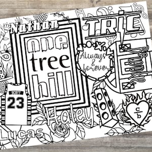 Può includere: Stampa in bianco e nero di arte lineare con le parole "One Tree Hill" in una cornice, insieme ad altri testi e immagini correlate, tra cui "Nathan", "Lucas", "Haley", "Scott 23", "Brooke", "TRIC", "Always & Forever", e un cuore con le iniziali "C & B".