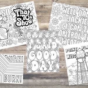 Puede incluir: Cuatro páginas para colorear en blanco y negro con un tema de los años 70. Las páginas presentan frases como "That 70s Show", "Well Damn Jackie I Can't Control The Weather", "Point Place Wisconsin", y "I Said Good Day".