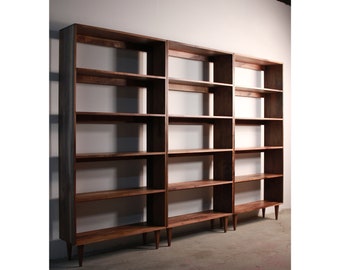 Rascoff boekenkast, boekenplank uit het midden van de eeuw, moderne hardhouten boekenkast, boekenkast uit het midden van de eeuw (weergegeven in walnoot)