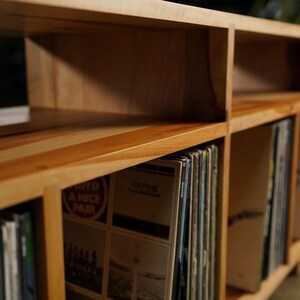 Heath Vinyl Console, Handcrafted Solid Wood LP Storage (shown in madrone) Bild 5