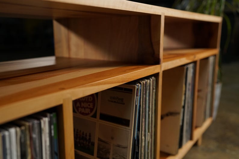 Heath Vinyl Console, Handcrafted Solid Wood LP Storage (shown in madrone) Bild 5