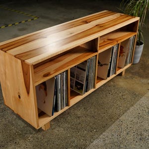 Heath Vinyl Console, Handcrafted Solid Wood LP Storage (shown in madrone) Bild 2