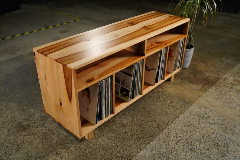 Heath Vinyl Console, Handcrafted Solid Wood LP Storage (shown in madrone) Bild 2