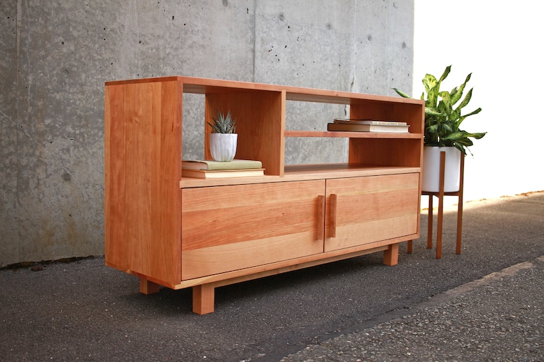 Guthrie-console, handgemaakte massief houten mediakast, moderne opberger (weergegeven in kersenhout) afbeelding 1
