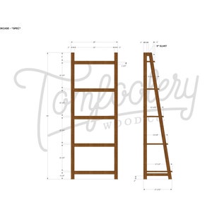 Op de afbeelding: Lijntekening van een moderne schuine boekenkast met vijf planken. De boekenkast is 71 cm breed, 193 cm hoog en 43 cm diep. De tekening toont de voor- en zijkant van de boekenkast.
