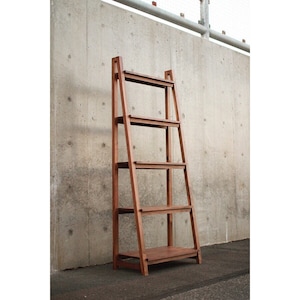 Op de afbeelding: Een houten ladderplank met vijf planken. De plank is gemaakt van donkerbruin hout en heeft een eenvoudig, modern ontwerp.