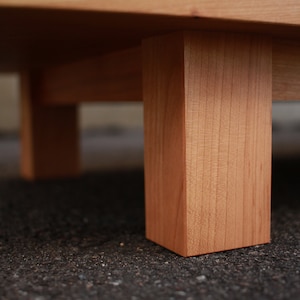 Guthrie-console, handgemaakte massief houten mediakast, moderne opberger (weergegeven in kersenhout) afbeelding 7