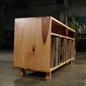 Heath Vinyl Console, Handcrafted Solid Wood LP Storage (shown in madrone) Bild 6