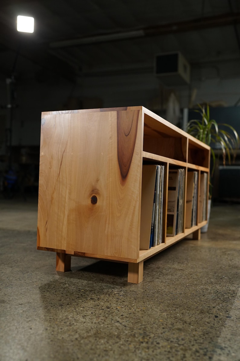Heath Vinyl Console, Handcrafted Solid Wood LP Storage (shown in madrone) Bild 6