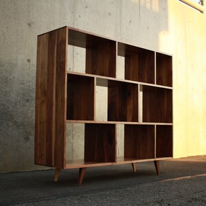 DeBoer Vinyl-Konsole, handgefertigte LP-Aufbewahrung aus Massivholz, anpassbares Design (Abbildung zeigt Nussbaum) Bild 2