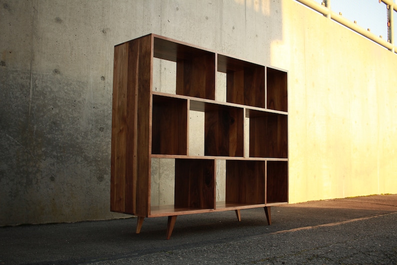 DeBoer Vinyl-Konsole, handgefertigte LP-Aufbewahrung aus Massivholz, anpassbares Design (Abbildung zeigt Nussbaum) Bild 2