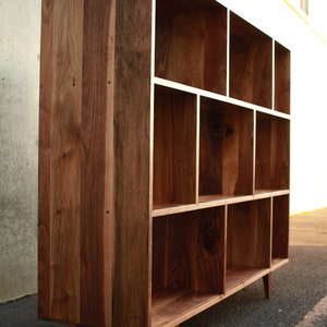 DeBoer Vinyl-Konsole, handgefertigte LP-Aufbewahrung aus Massivholz, anpassbares Design (Abbildung zeigt Nussbaum) Bild 8