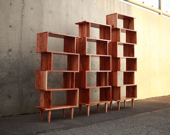 OFFSTACK boekenkast, moderne boekenplank uit het midden van de eeuw, massief hardhouten boekenkast, geometrische plank (weergegeven in Madrone)