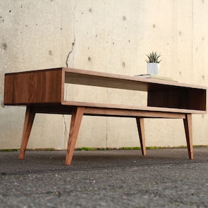 Legard salontafel, moderne salontafel uit het midden van de eeuw, massief houten moderne salontafel (weergegeven in walnoot)