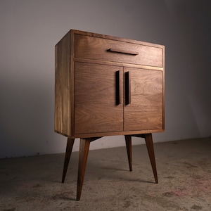 Tavolo da ingresso Rosenberg, *Alt Size*, tavolo da ingresso Mid-Century, mobiletto Mid-Century con cassetto, mobiletto moderno (mostrato in noce)
