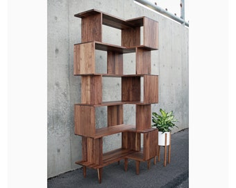 Hoek Omni OFFSTACK boekenkast, 36"W, 24"D, moderne vinyl LP-opslag, geometrische platenopslag, hoekboekenplank (weergegeven in walnoot)