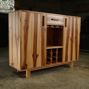 Mini Deller Wine Bar, Solidny Drewniany Barek na Wino, Nowoczesna Drewniana Szafka Na Alkohol, Kredens Do Przechowywania Wino (Pokazany w Madrone)